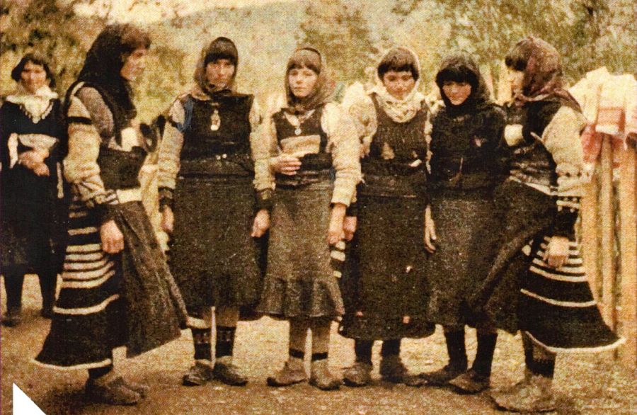 Foto di copertina: gruppo di donne albanesi dalla regione di Malësia e Madhe.